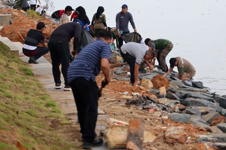 Gubernur Kepri Ansar Ahmad Turun Tangan Bersihkan Kawasan Tugu Sirih Tanjungpinang