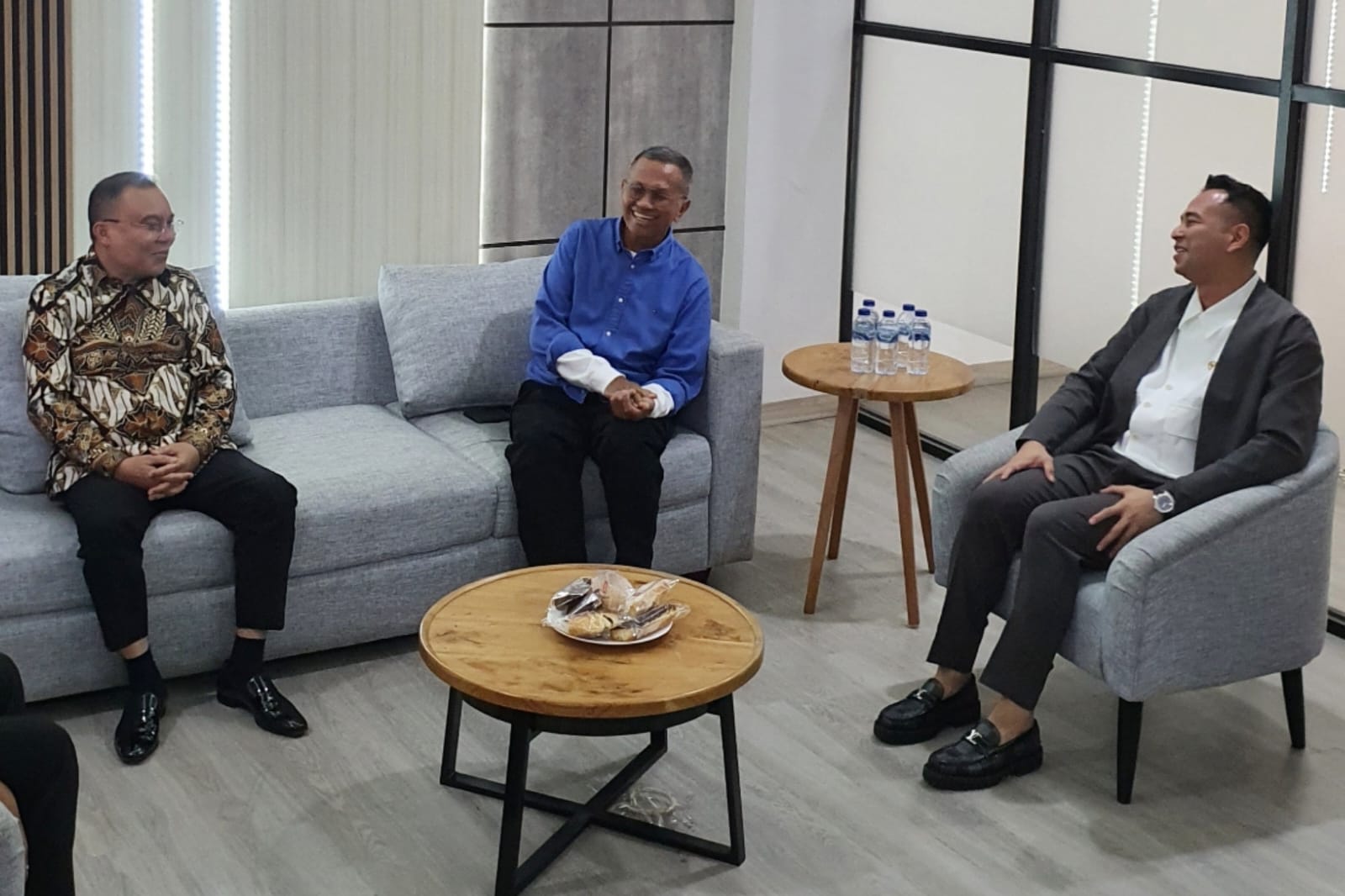 Melihat Gaya OOTD Raffi Ahmad dan Sufmi Dasco saat Bertemu Dahlan Iskan