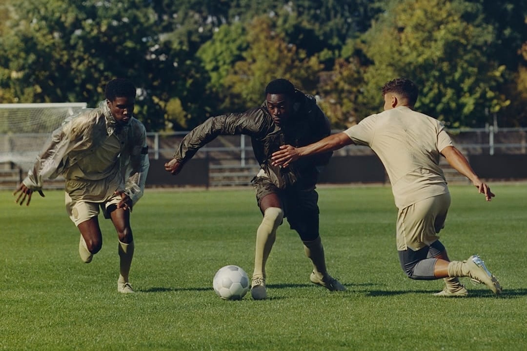 Stone Island x New Balance Luncurkan Full Kit Olive, Hadirkan Detail Premium