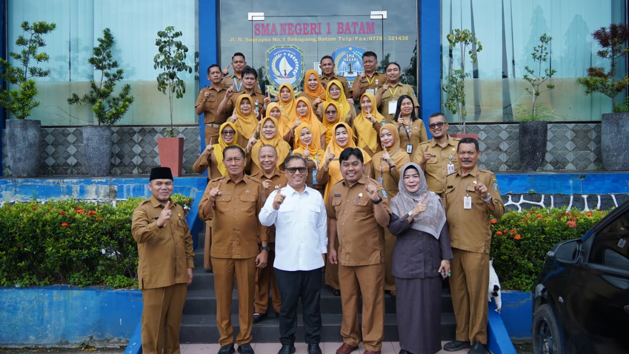 Wagub Nyanyang Tinjau Pelaksanaan TKA SMA/SMK di Batam
