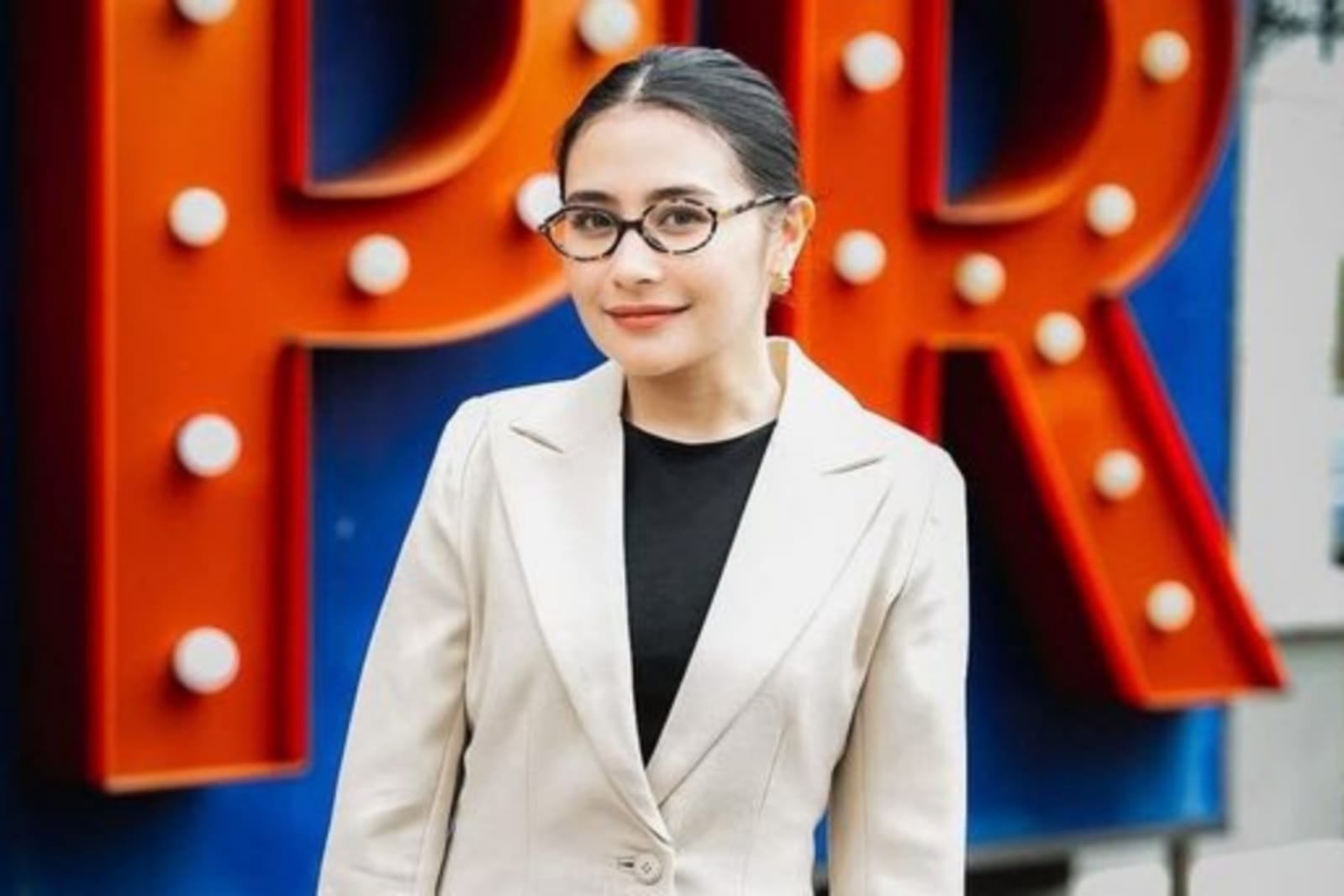 Bukan Sekadar Bintang Film, Prilly Latuconsina Kini Resmi Jadi Dosen Tetap