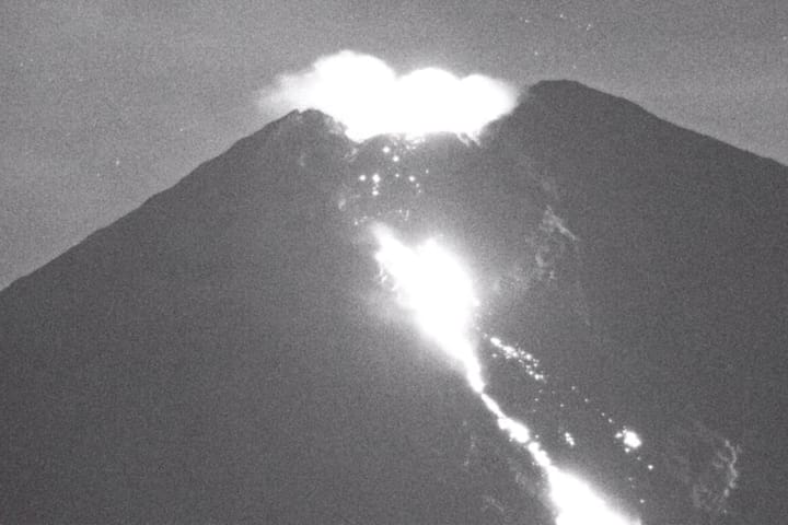 Gunung Semeru Erupsi Lagi !! Lava Pijar Meluncur 2,5 Km ke Arah Besuk Kobokan