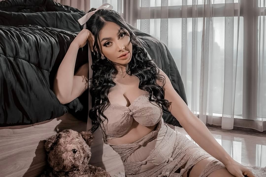 Gaya Terbaru Denada, Tampil Seksi dan Elegan dengan Dress Berwarna Coklat