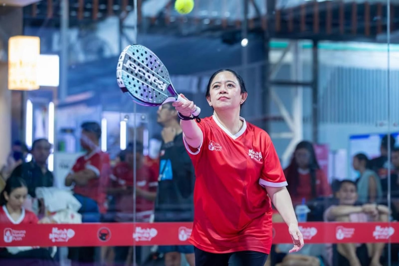 Ajak Hidup Sehat, Puan Maharani Main Padel Menggunakan Raket Babolat Dyna Spirit