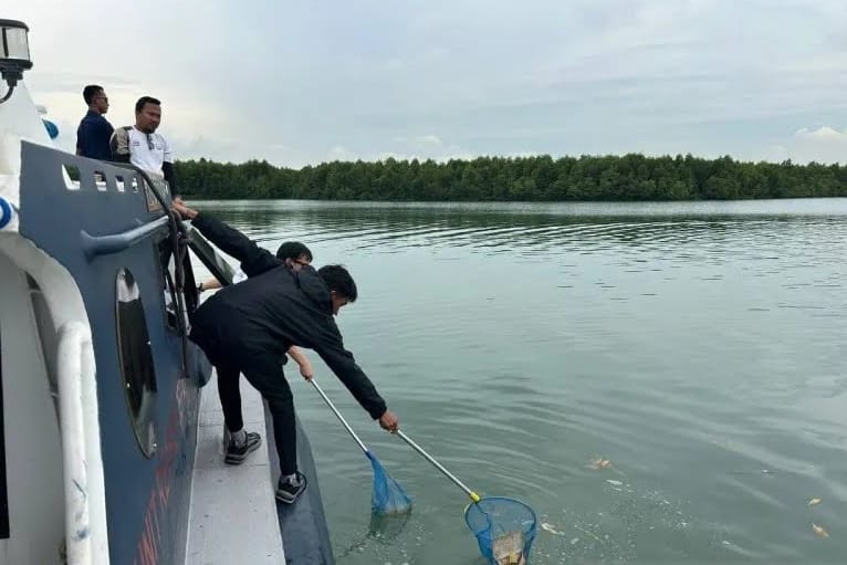Aksi Bersih Laut di Batam: 3 Kapal Patroli Diterjunkan 25 Karung Sampah Terangkat