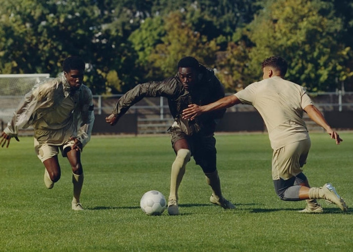 Stone Island x New Balance Luncurkan Full Kit Olive, Hadirkan Detail Premium