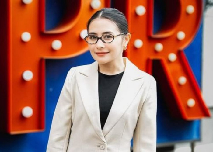 Bukan Sekadar Bintang Film, Prilly Latuconsina Kini Resmi Jadi Dosen Tetap