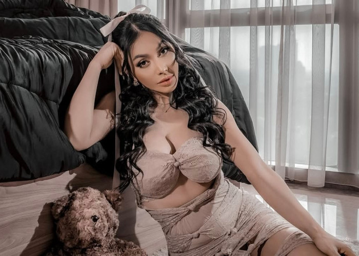 Gaya Terbaru Denada, Tampil Seksi dan Elegan dengan Dress Berwarna Coklat