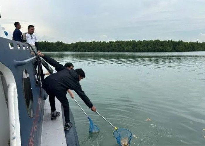 Aksi Bersih Laut di Batam: 3 Kapal Patroli Diterjunkan 25 Karung Sampah Terangkat